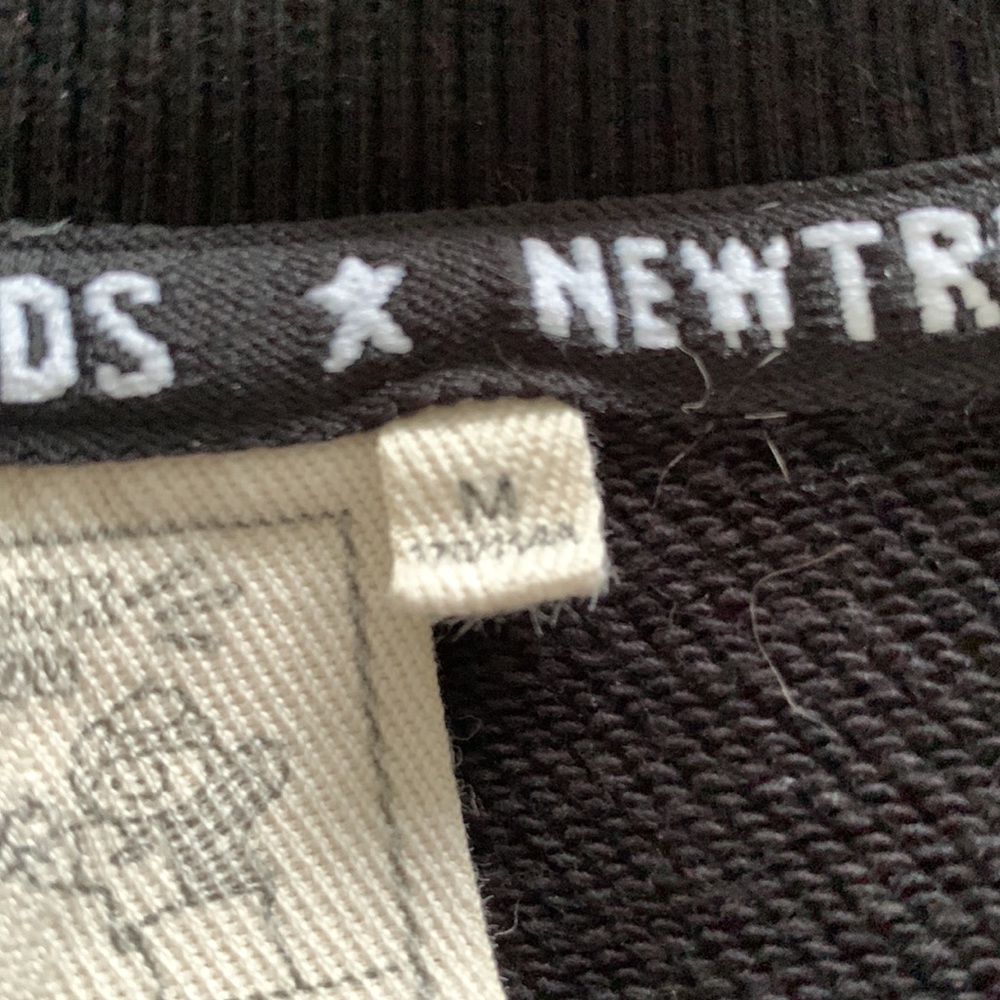 Winnie the Pooh black New Trends sweatshirt size M - Picture 11 of 12
